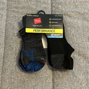 8 pairs of brand new Hanes Socks
